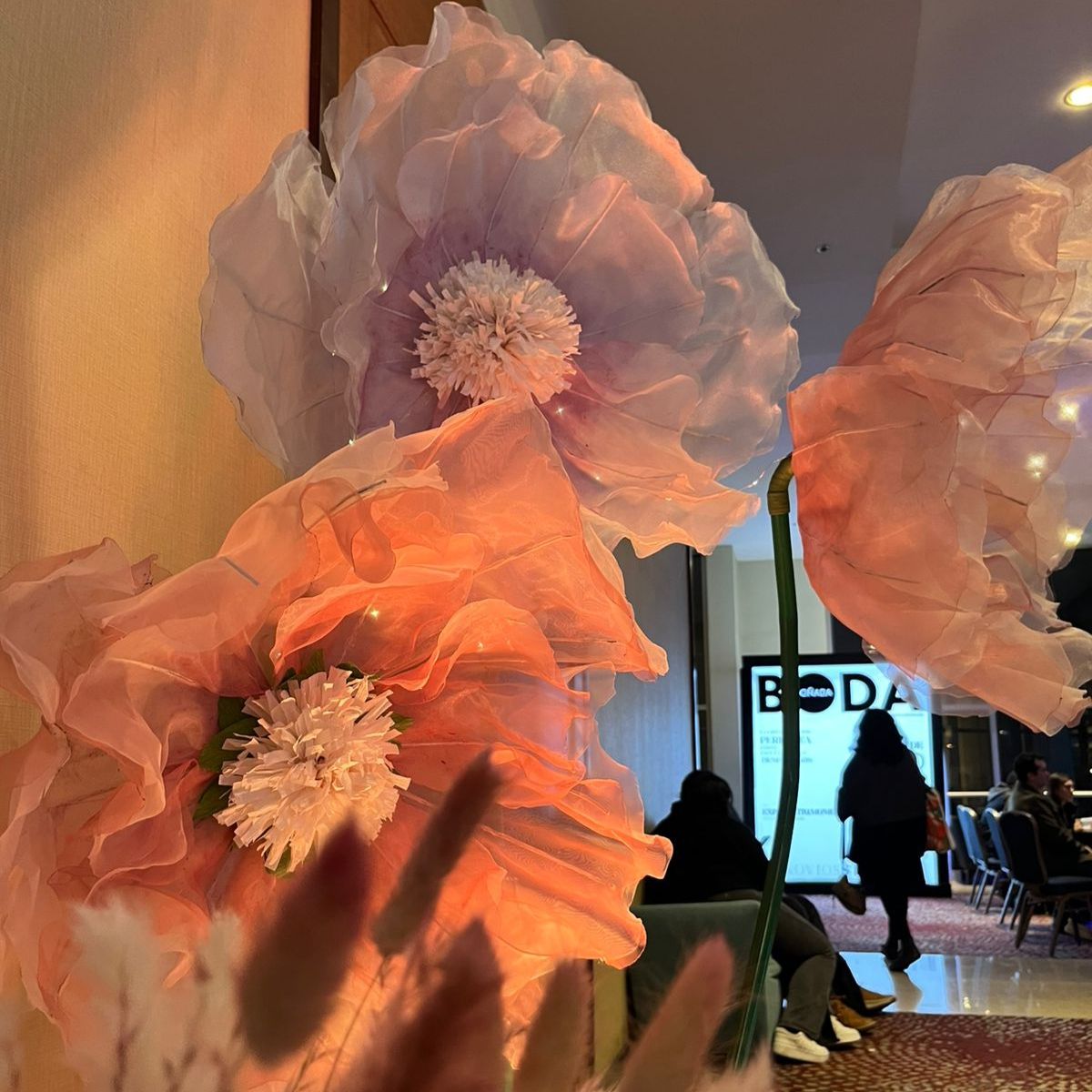 FLORES GIGANTES DE TELA |ARRIENDO & PRODUCCIÓN