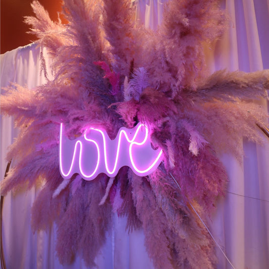 Panel para eventos con pampas y neon