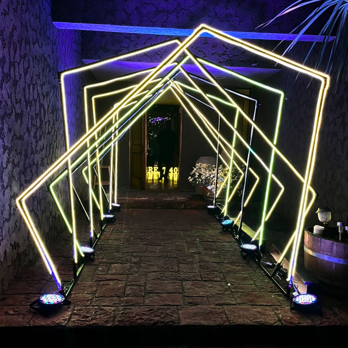 TUNEL LED PRIVADO ILUMINACIÓN DORADA
