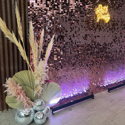 Panel shimmer evento social aniversario con decoracion adiconal bolas disco y pamapas grass