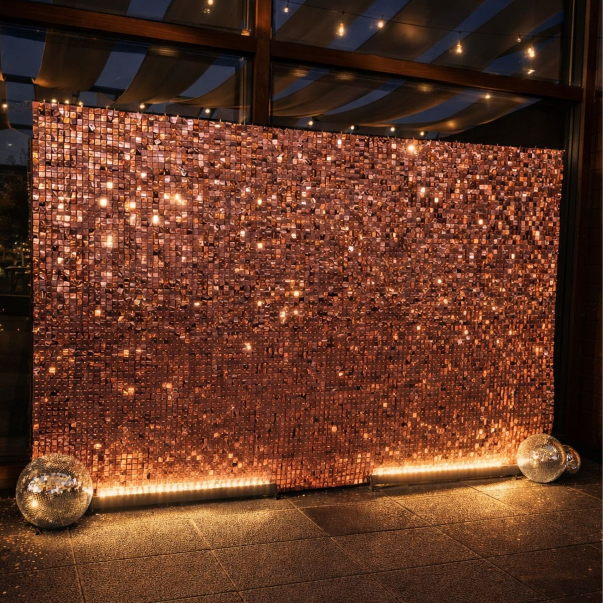Panel shimmer 3 mts oro rosa con bolas disco para fiesta empresa rotter y krausse